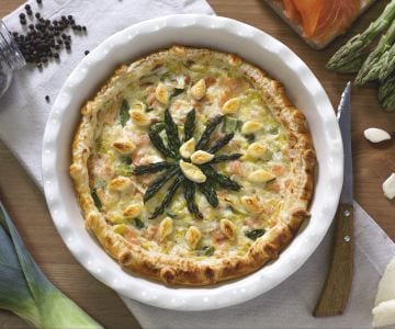 Quiche de salmão com aspargos e alho-poró