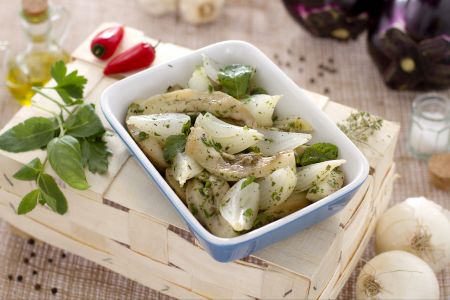 Berinjela e cebolas assadas