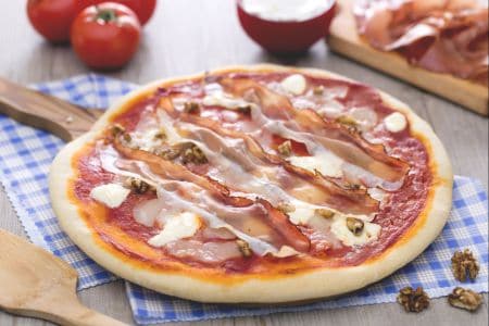 Pizza mascarpone speck e nozes