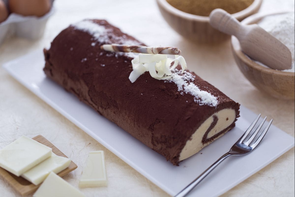 Rolo de cacau com creme de chocolate branco