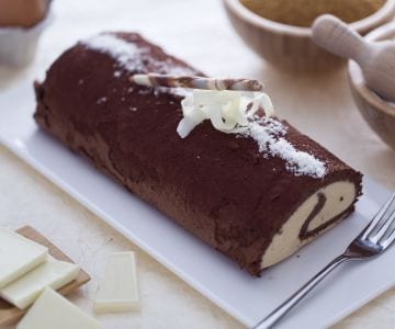 Rolo de cacau com creme de chocolate branco
