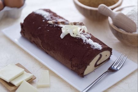 Rolo de cacau com creme de chocolate branco