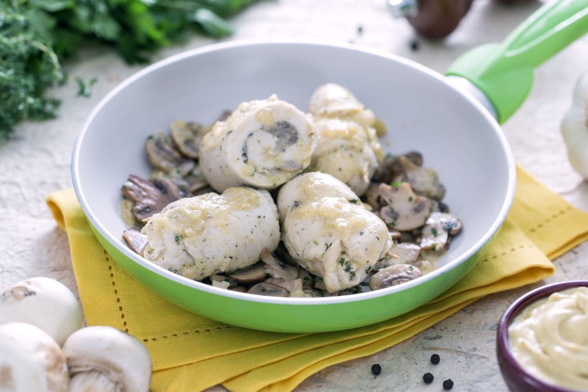 Rolinhos de frango com cogumelos e molho de mostarda