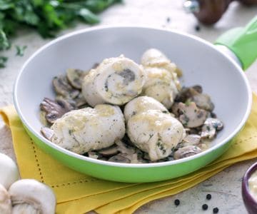 Rolinhos de frango com cogumelos e molho de mostarda