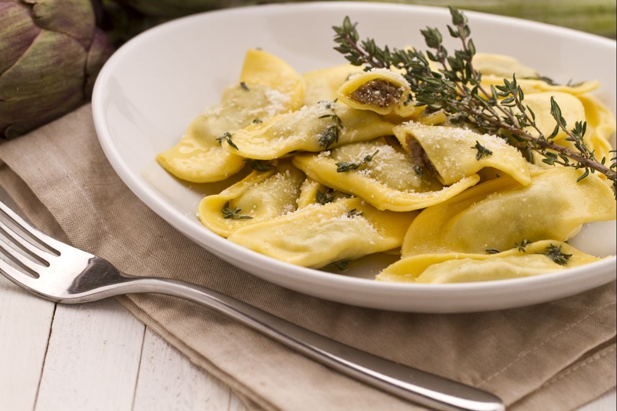 Ravioli de alcachofra com aroma de tomilho