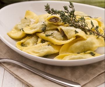 Ravioli de alcachofra com aroma de tomilho