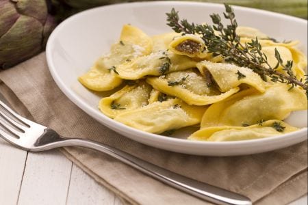 Ravioli de alcachofra com aroma de tomilho