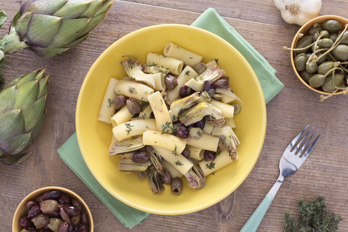 Rigatoni com alcachofras, azeitonas e alcaparras