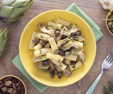 Rigatoni com alcachofras, azeitonas e alcaparras