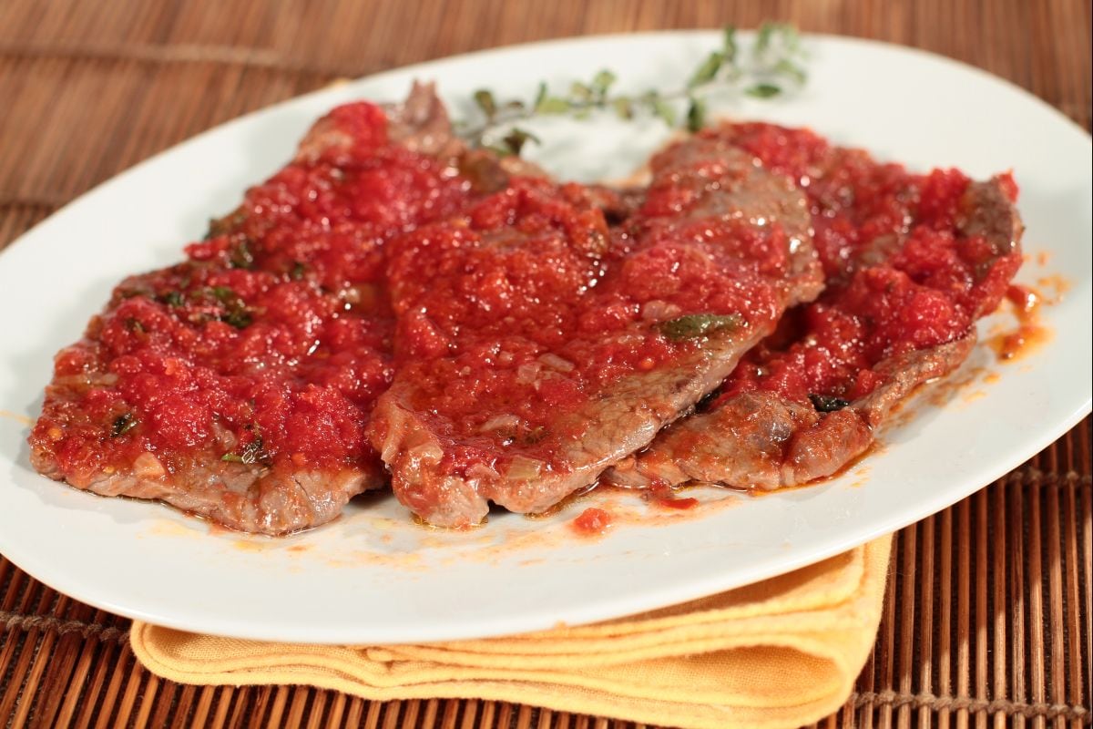 Bifinhos com tomate, tomilho e manjerona