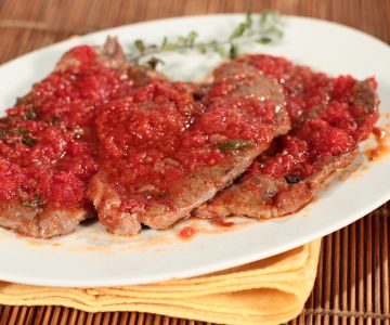 Bifinhos com tomate, tomilho e manjerona