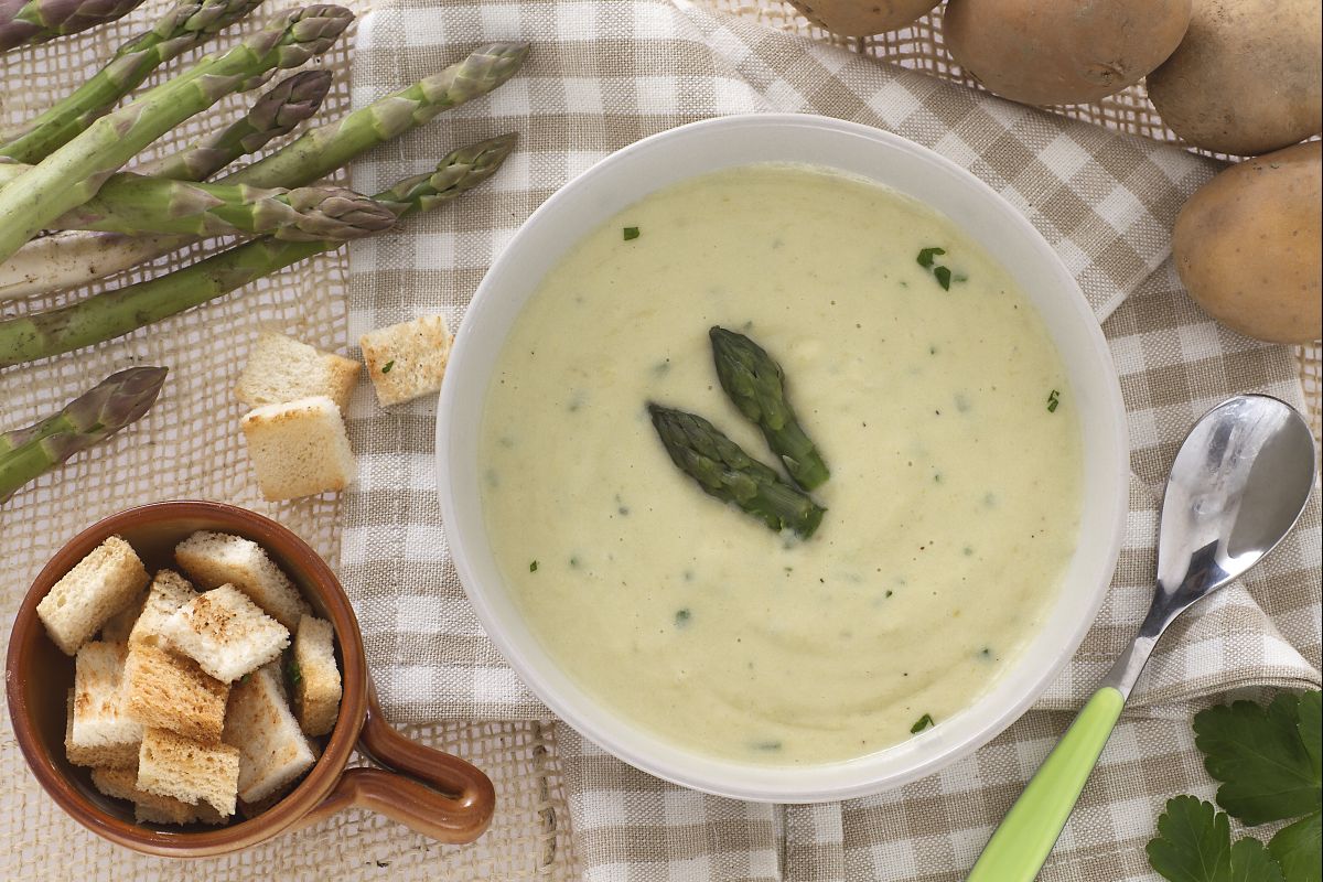Creme de aspargos e batatas com croutons
