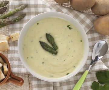 Creme de aspargos e batatas com croutons