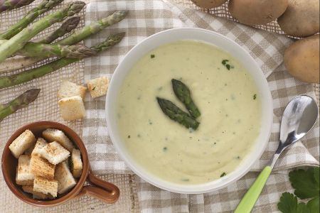 Creme de aspargos e batatas com croutons