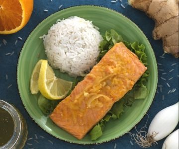Salmão aos cítricos com arroz pilaf