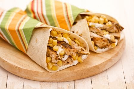Piadinas com filés de frango e milho