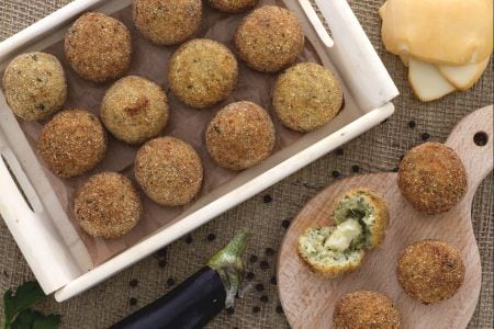 Almôndegas de berinjela com coração de queijo defumado
