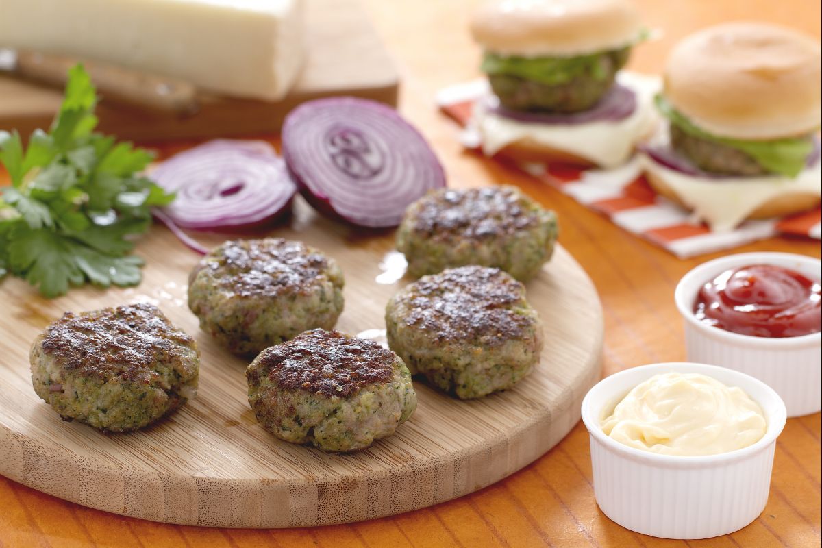 Mini-hambúrgueres aromáticos com queijo