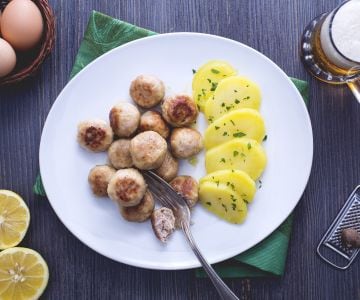 Almôndegas dinamarquesas (Frikadeller) com batatas com salsinha