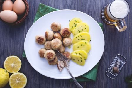 Almôndegas dinamarquesas (Frikadeller) com batatas com salsinha