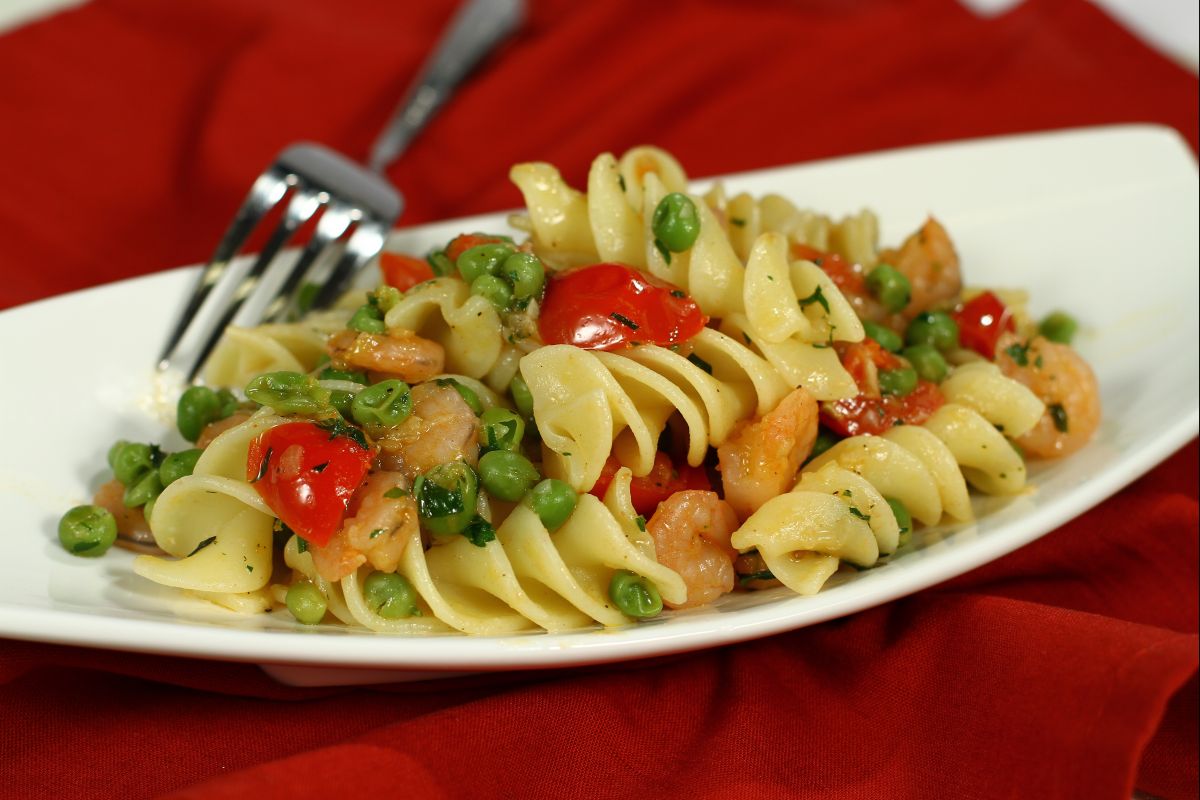 Fusilloni com ervilhas, camarões e tomatinhos