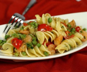 Fusilloni com ervilhas, camarões e tomatinhos