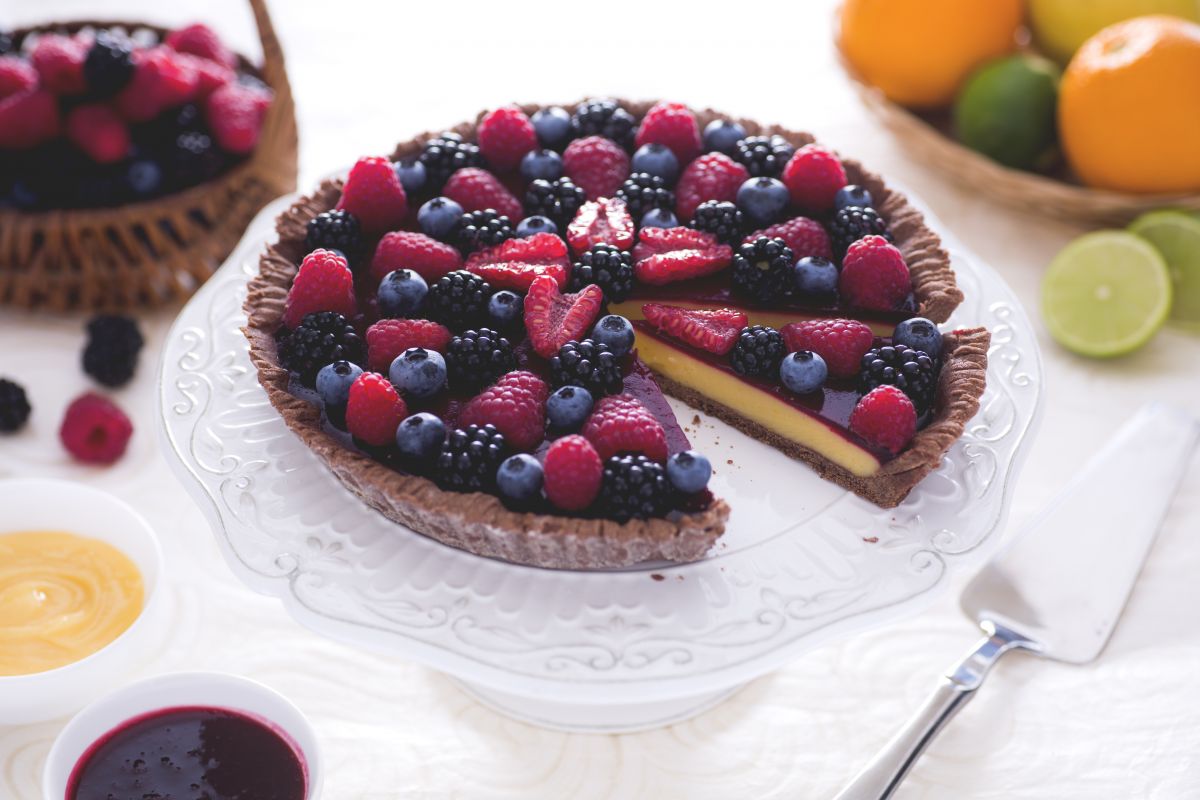 Torta de cacau com curd de cítricos e coulis de frutas vermelhas
