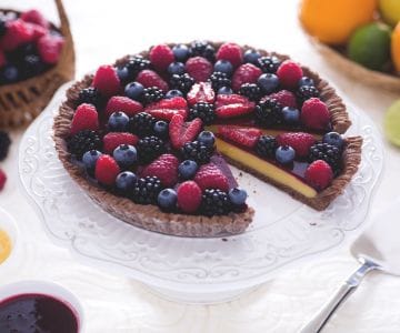 Torta de cacau com curd de cítricos e coulis de frutas vermelhas