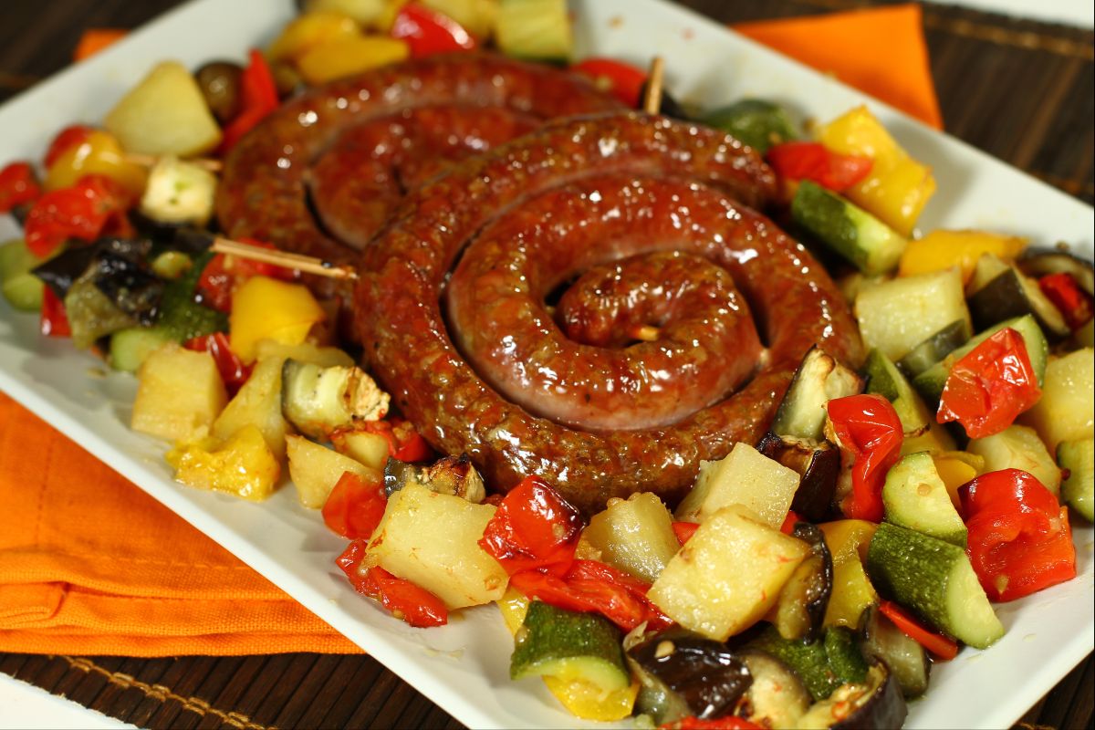 Roda de linguiça luganega com legumes assados