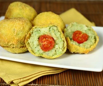 Croquetes de batata e brócolis com coração de tomatinhos