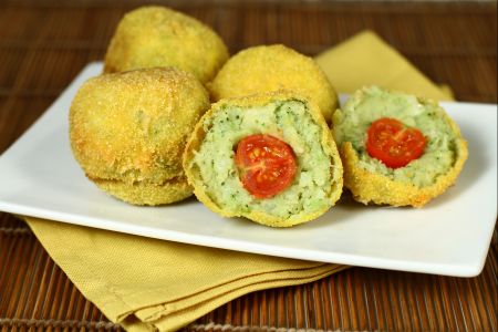 Croquetes de batata e brócolis com coração de tomatinhos