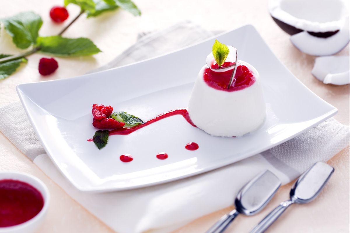 Panna cotta de coco com coulis de framboesas