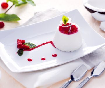 Panna cotta de coco com coulis de framboesas