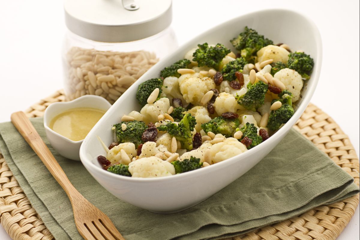Salada de brócolis, couve-flor e endívia belga
