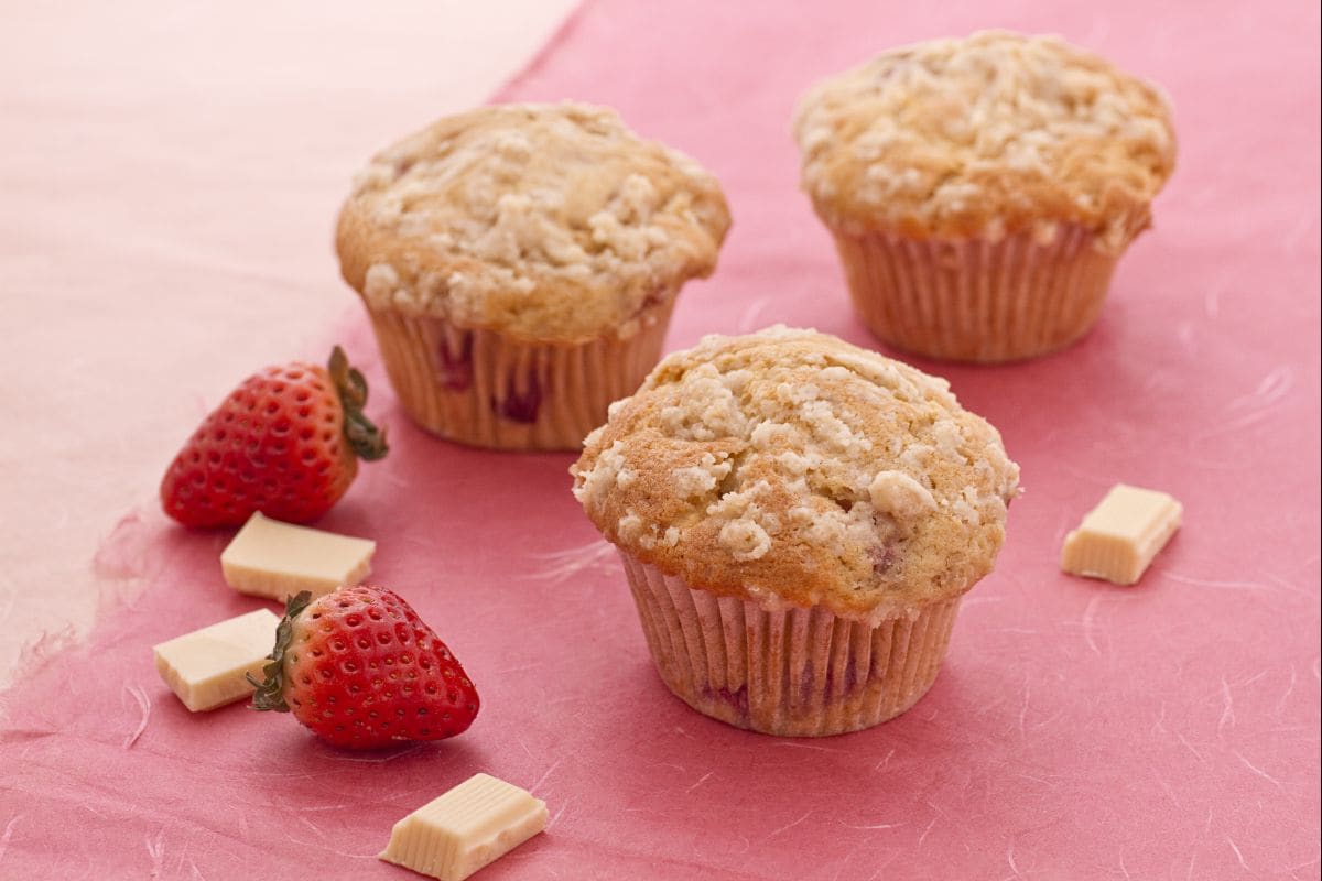 Muffin de chocolate branco e morangos
