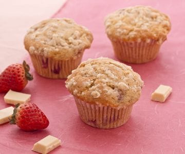 Muffin de chocolate branco e morangos