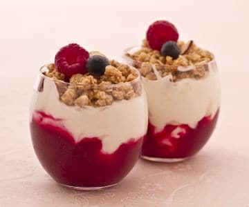 Copinhos de iogurte e frutas vermelhas