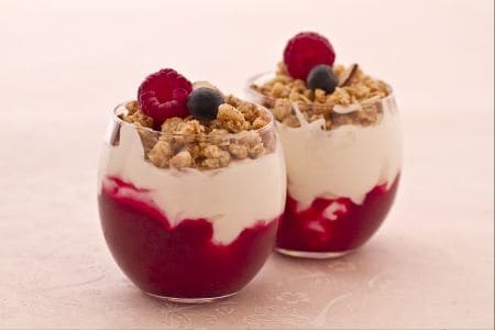 Copinhos de iogurte e frutas vermelhas