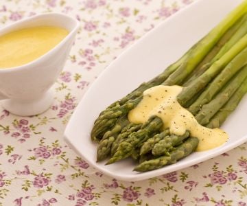 Aspargos com zabaione salgado