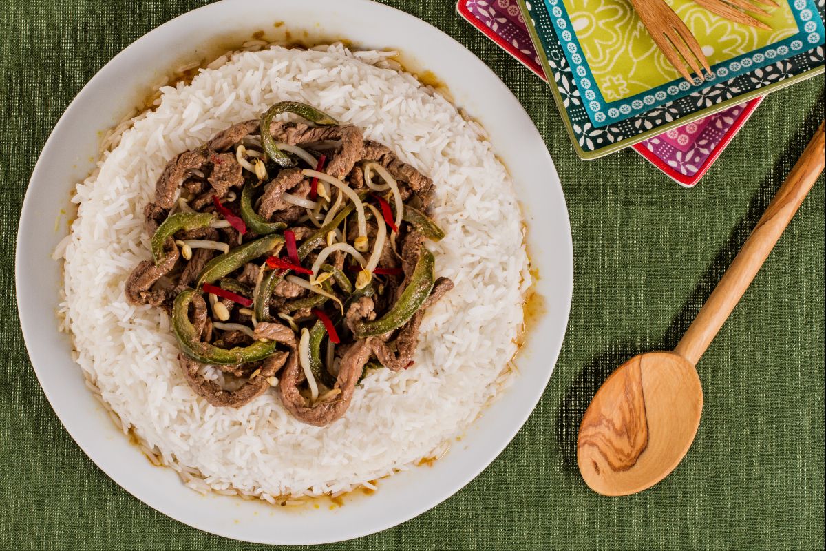 Carne picante com pimentões e brotos de soja