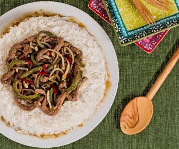Carne picante com pimentões e brotos de soja