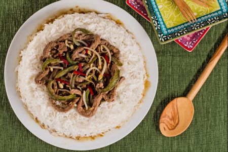 Carne picante com pimentões e brotos de soja