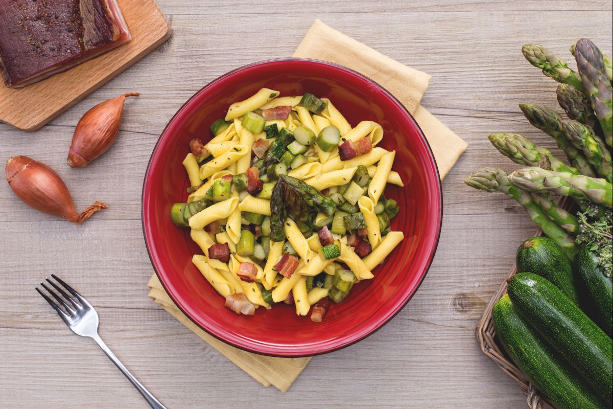 Garganelli ao ragu de aspargos e abobrinhas