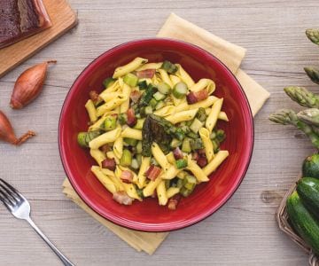 Garganelli ao ragu de aspargos e abobrinhas