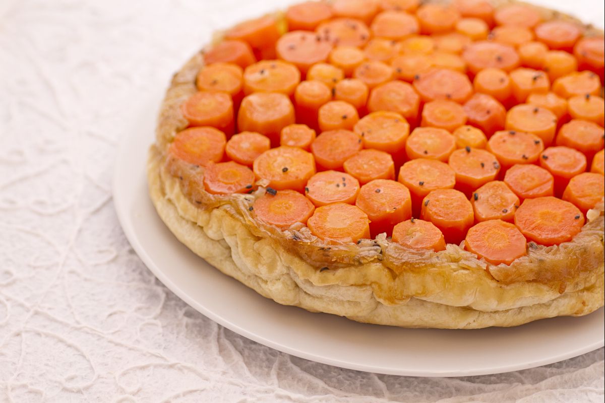 Torta invertida de cenoura e cebola