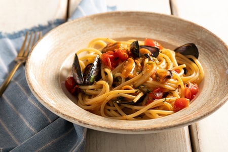 Spaghetti com mexilhões e tomatinhos