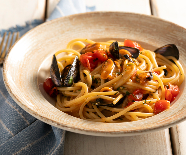 Spaghetti com mexilhões e tomatinhos