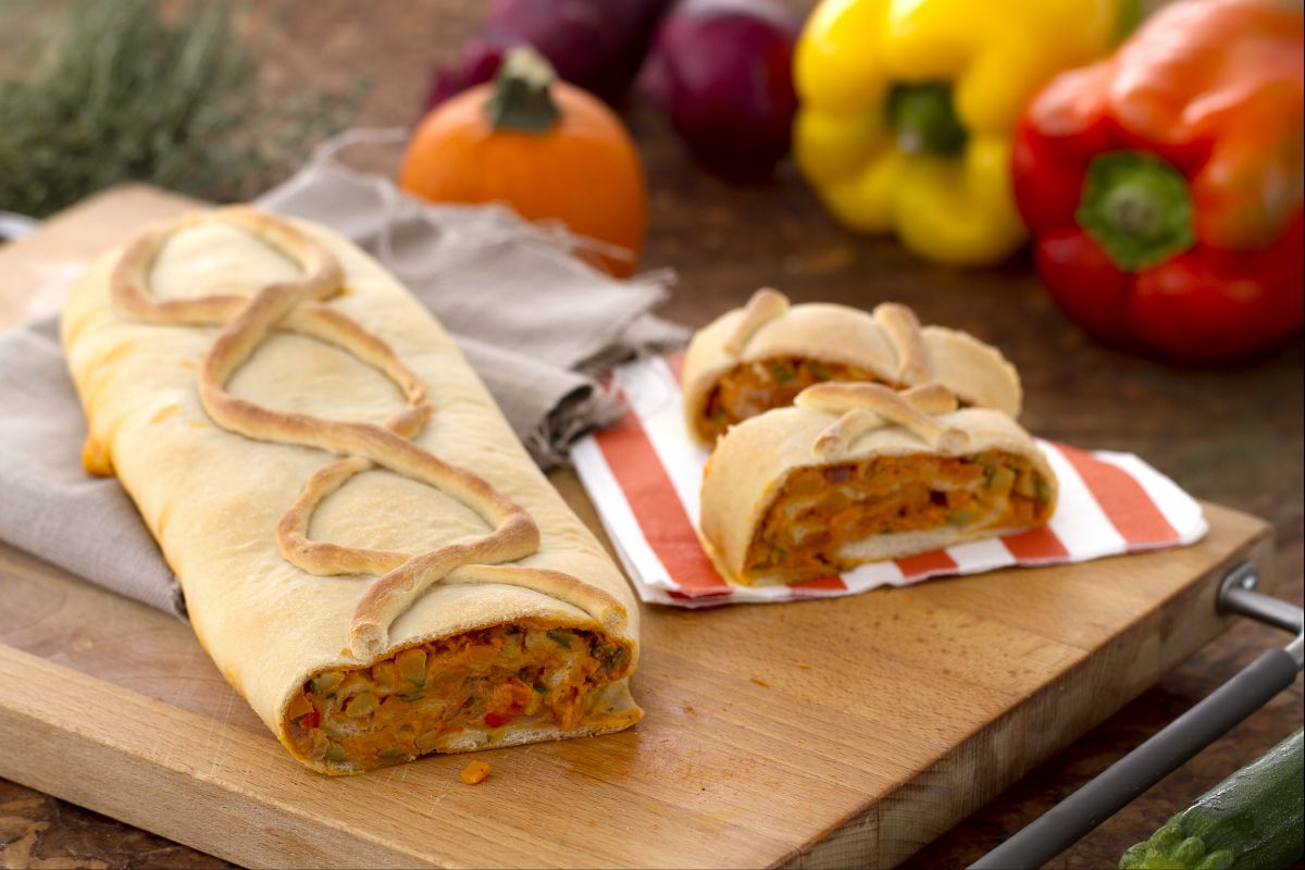 Strudel de massa de pão com legumes e queijo tipo robiola