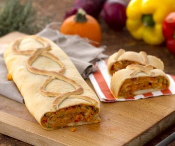 Strudel de massa de pão com legumes e queijo tipo robiola