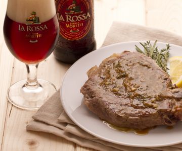 Costeletas de porco na cerveja e ervas aromáticas